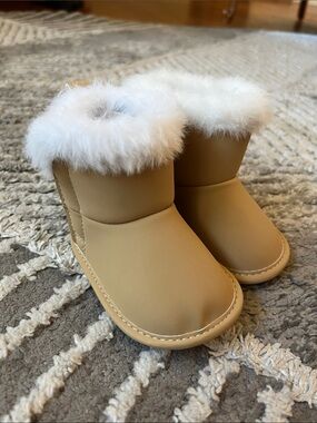 NWT Carter’s 0-3 Baby Boots Tan with Faux Fur